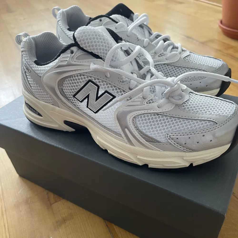 Strl. 40.5  Nypris 1400 Säljes för 800  Köparen står för frakt   Aldrig använda sneakers. Skor.