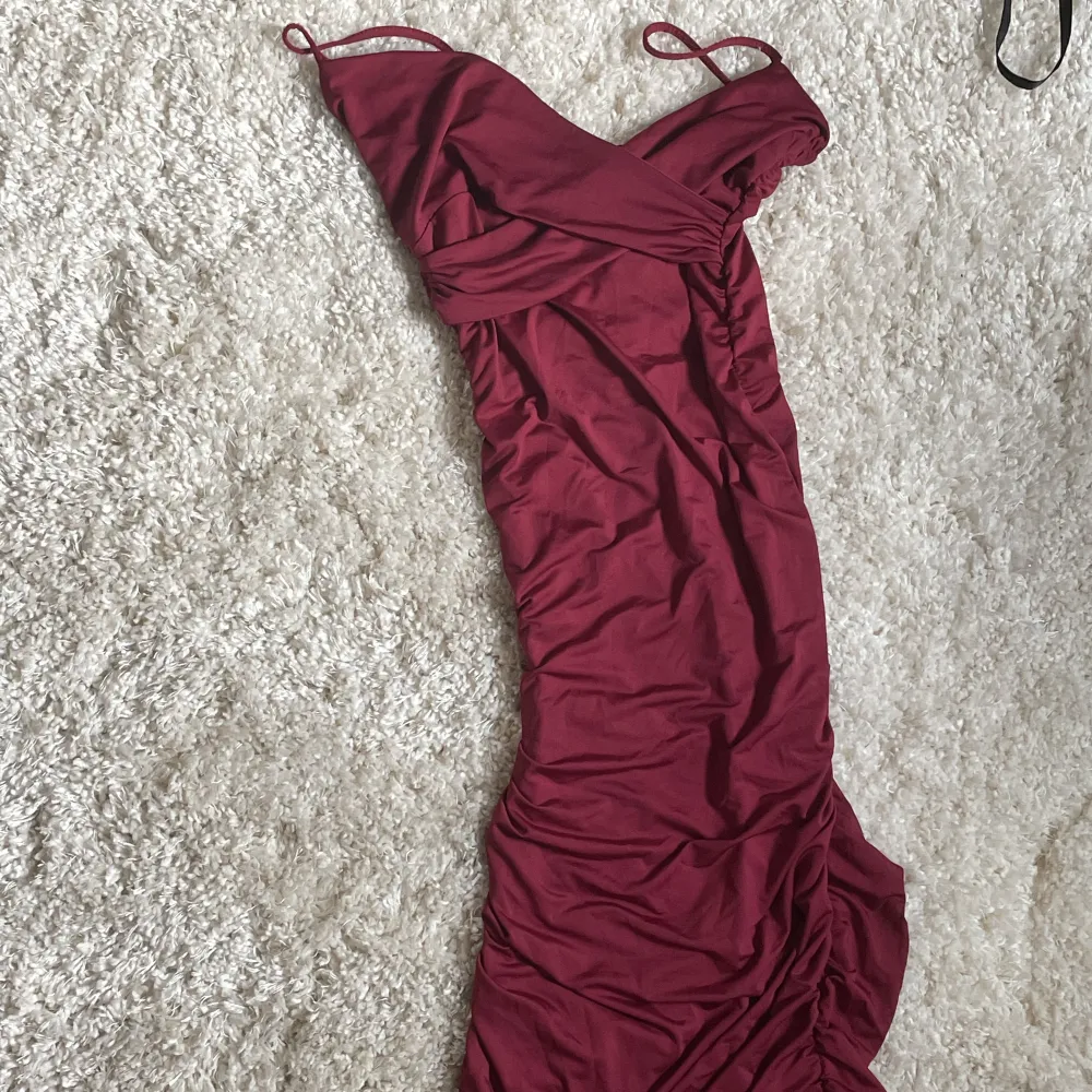 Jättefin vinröd långklänning! Aldrig använd, se bild 2 för att se hur lång den är (jag är 157cm). Säljer då jag inte har tillfälle att använda den, men den är supersnygg ❤️. Klänningar.