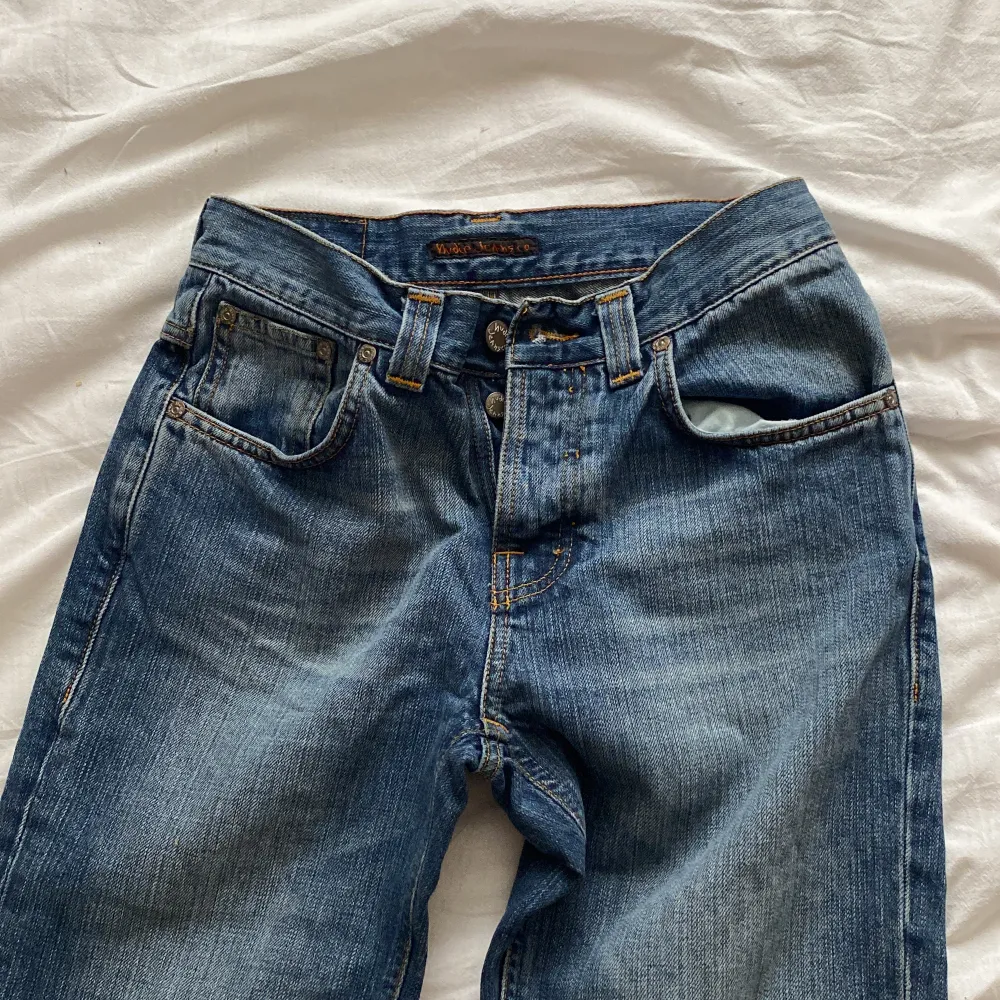 Jeans från Nudie! Väldigt bra skick. ⚡️Jag köpte dessa på secondhand. De är i storlek W28 L32. ❤️Pris går att diskutera. ❤️. Jeans & Byxor.