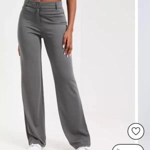 Kostymbyxor  - Gråa oanvända kostymbyxor från Nelly. Säljer då de va aningen för stora för mig. Annars är materialet så fint, mjukt och bra kvalitet. Original pris: 499kr. Går ner till golvet på mig som är ca 168cm. Midwaist men går att dra ner så de blir lågmidjade.