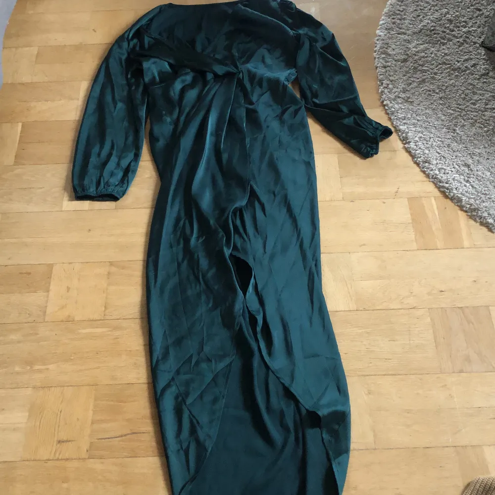 En fin balklänning som är grön och inte använd men finns ingen storlek men passar M verkligen jätte FIN!. Klänningar.