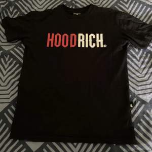 Hoodrich tshirt stl xs svart, i bra skick. 