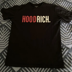 Hoodrich tshirt  - Hoodrich tshirt stl xs svart, i bra skick. 