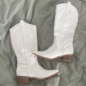 Cowboyboots - Säljer mina helt oanvända cowboyboots i stl 39!! Dem är små i storleken och passar mig som oftast har 37/38 i sneakers. Nypris 800 + tull, säljer för 500 ❤️‍🔥