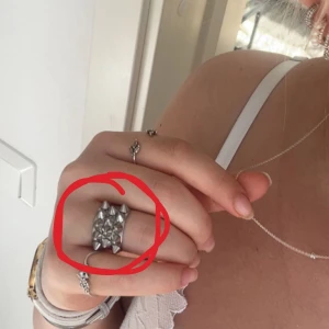 BYTE AV RING - Ute efter att byta min superfina edblad-ring i silver mot en likadan i guld.. ringen är i storlek L (18,5mm) söker samma storlek i guldringen! Kan eventuellt tänka mig att sälja den