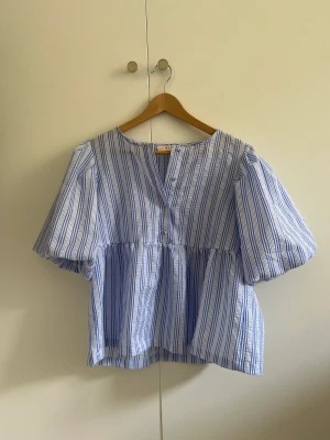 Blus - Blå och vit randig blus. Storlek 40. Köpt second hand men fint skick.