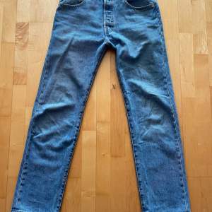 Har inga tecken på slutage eller fläckar, sparsamt använda jeans i storlek 32/32