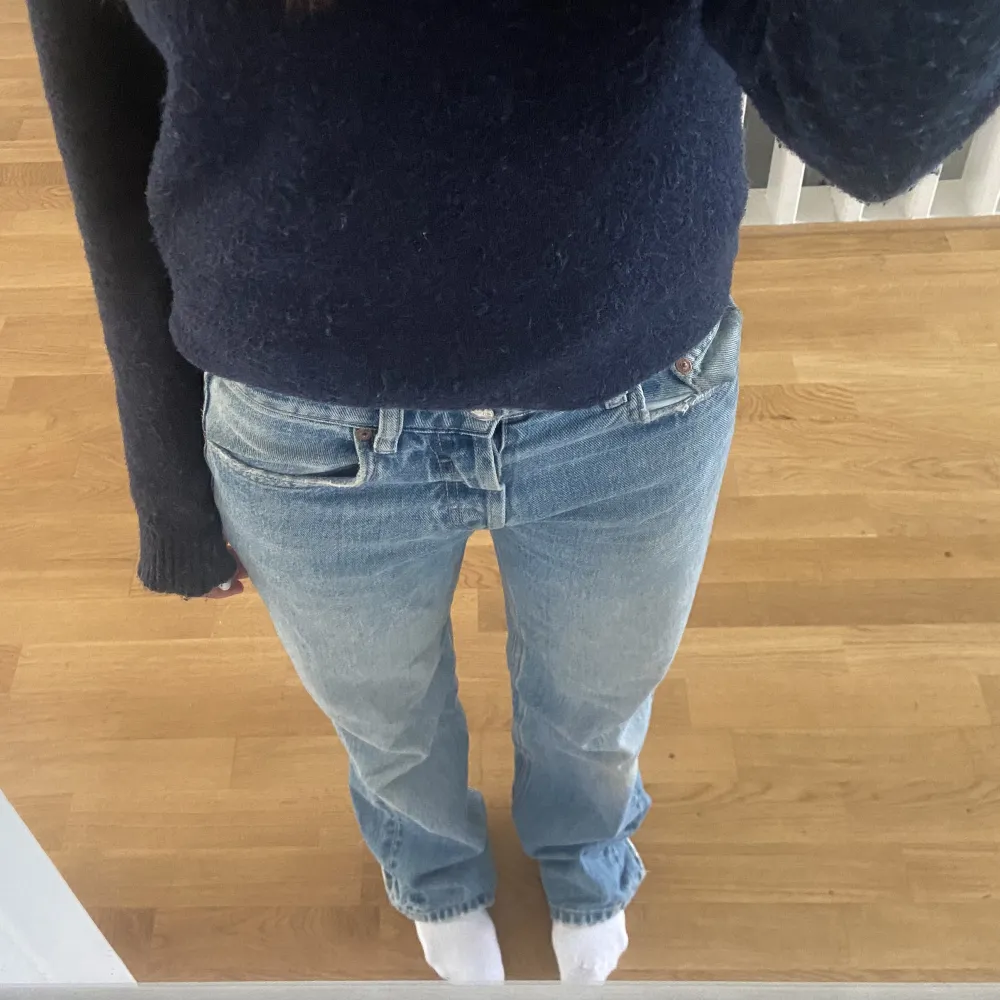 Raka jeans från zara. De är i väldigt fint skick men endast lite slitningar längst ner på jeansen.. Jeans & Byxor.