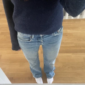 Zara jeans  - Raka jeans från zara. De är i väldigt fint skick men endast lite slitningar längst ner på jeansen.