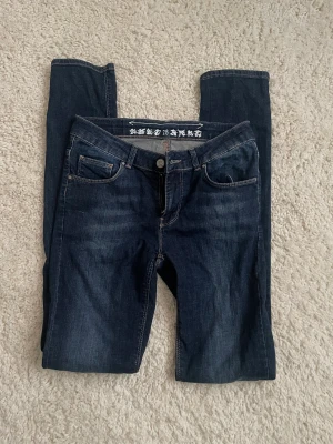 Jeans  - Ett par låg midjade jeans i mörk blå, är 164 och de är lite för långa med 3 cm, storlek 28 vet inte längden, jag har en storlek 34 och de passar bra, jätte fina jeans 
