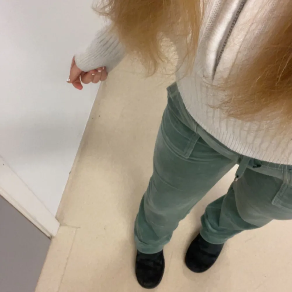 Säljer dessa fina byxor då de inte kommer till användning längre tyvärr.💚fint skick! Hör av er vid intresse eller mer info💚. Jeans & Byxor.