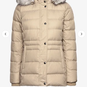 Tommy Hilfiger jacka  - Säljer min fina Tommy Hilfiger jacka från förra året i storlek S. Är i jätte fint skick och  inga märken 