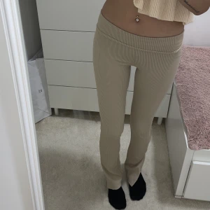 Beige leggings  - Jätte sköna och tajta leggings från Gina tricot. Den har även slits nere vid foten och är jätte skön.
