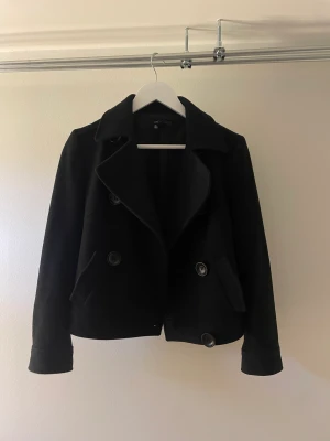 Svart kappa  - Denna kappan köpte jag här på plick för 500 kr men tyckte att den satt inte så bra på mig. Den är storlek S men den sitter som en xs. Jag säljer vidare  denna kappa  pga den satt inte bra på mig o den va för liten.