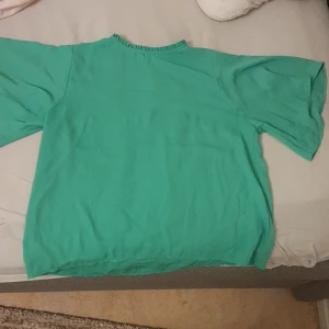 Grön blus - Grön blus i bra skick.Är i storlek L från ginatricot