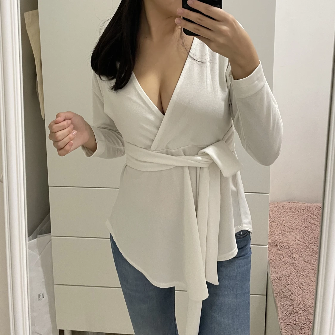 LÅNGÄRMAD OMLOTTBLUS MED KNYTDETALJ I MIDJAN - 90