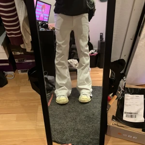 vita custom flared jeans - egensydda bootcut/flared jeans. skriv privat för mått osv, passar mig som är 181 men kan passa för kortare personer så stackar byxorna fett snyggt på skorna😫 hip-hip är byxorna 41cm