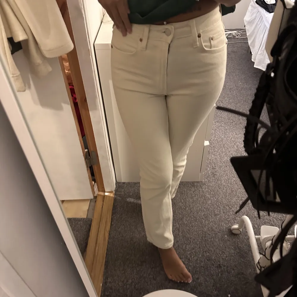 Säljer dessa jeans sommarvärmen inte riktigt är min stil längre. Storlek 34 och är i färgen vit beige . Jeans & Byxor.