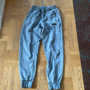 Puma byxor - De är ett par puma byxor med ett litet märke på höger ben inte så stort