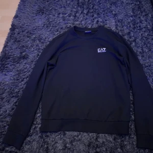EA7, armani - Säljer denna sjukt snygga armani tröja till ett sjukt bra pris. Skick 9.6/10 knappt använd storlek medium. Kontakta mig för frågor.