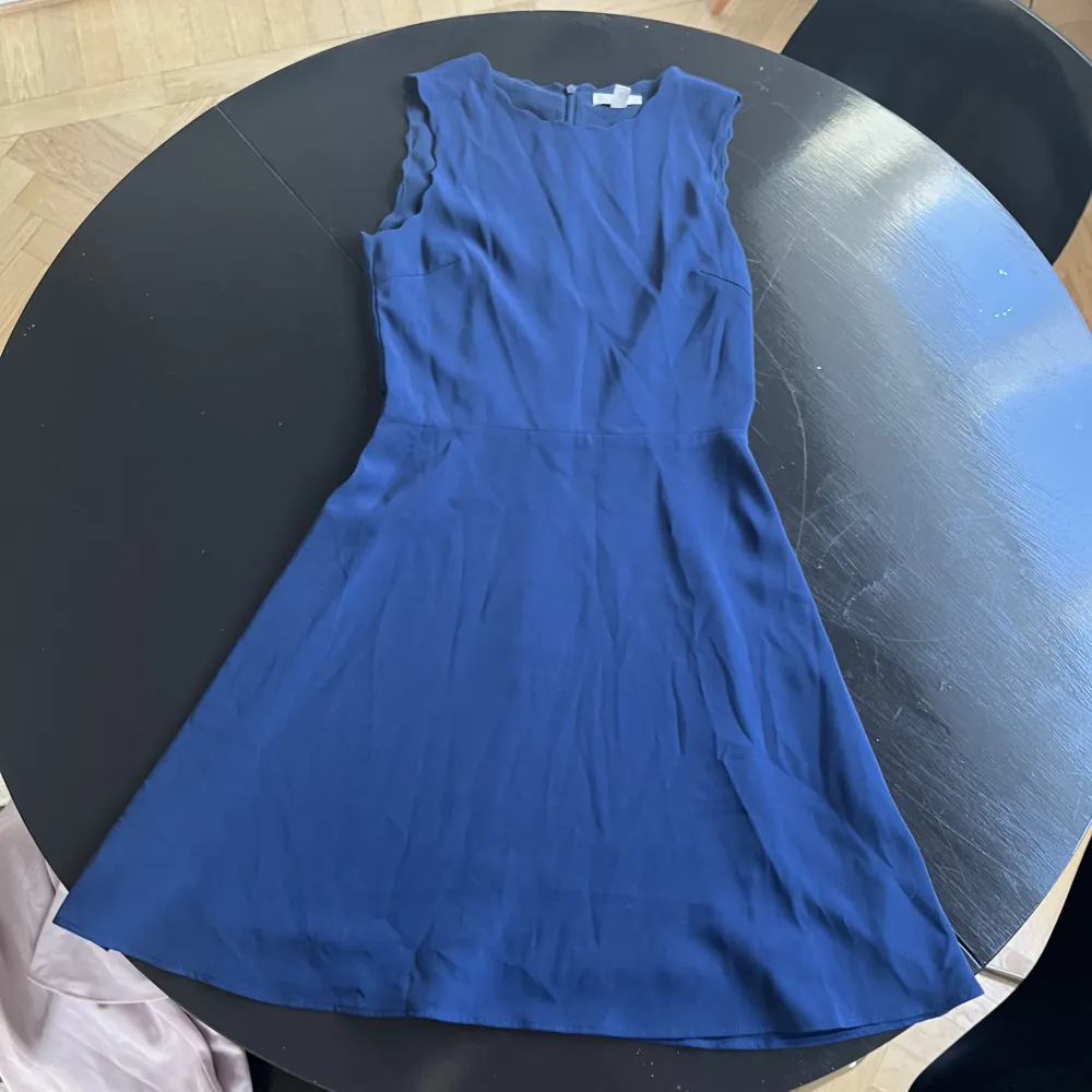 Snygg, elegant mörkblå midi klänning (mörkare än vad den ser ut på bilden) . Klänningar.