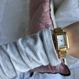 Guldig klocka - I använt skick, batteriet fungerar ej. Därav priset. Se bild för skick. Går att justera storlek.