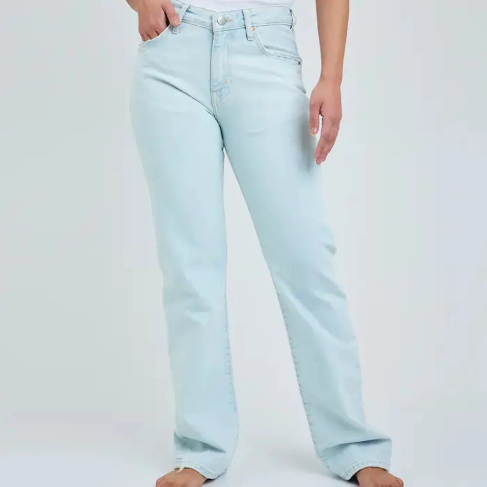 Ett par jättefina ljusblåa jeans ifrån BikBok. De är raka i benen och midwaist. Säljer dem eftersom de har blivit för korta. Kom privat för egna bilder. De är använda ungefär 5 gånger. Kan sänka pris. Ny pris är 699.. Jeans & Byxor.