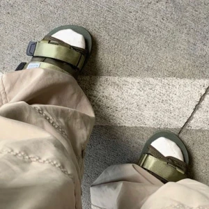 suicoke moto cab slides - Gröna suicoke slides i mycket bra skick! extremt skön men var lite för liten.  lådan följer med -og pris 1999kr