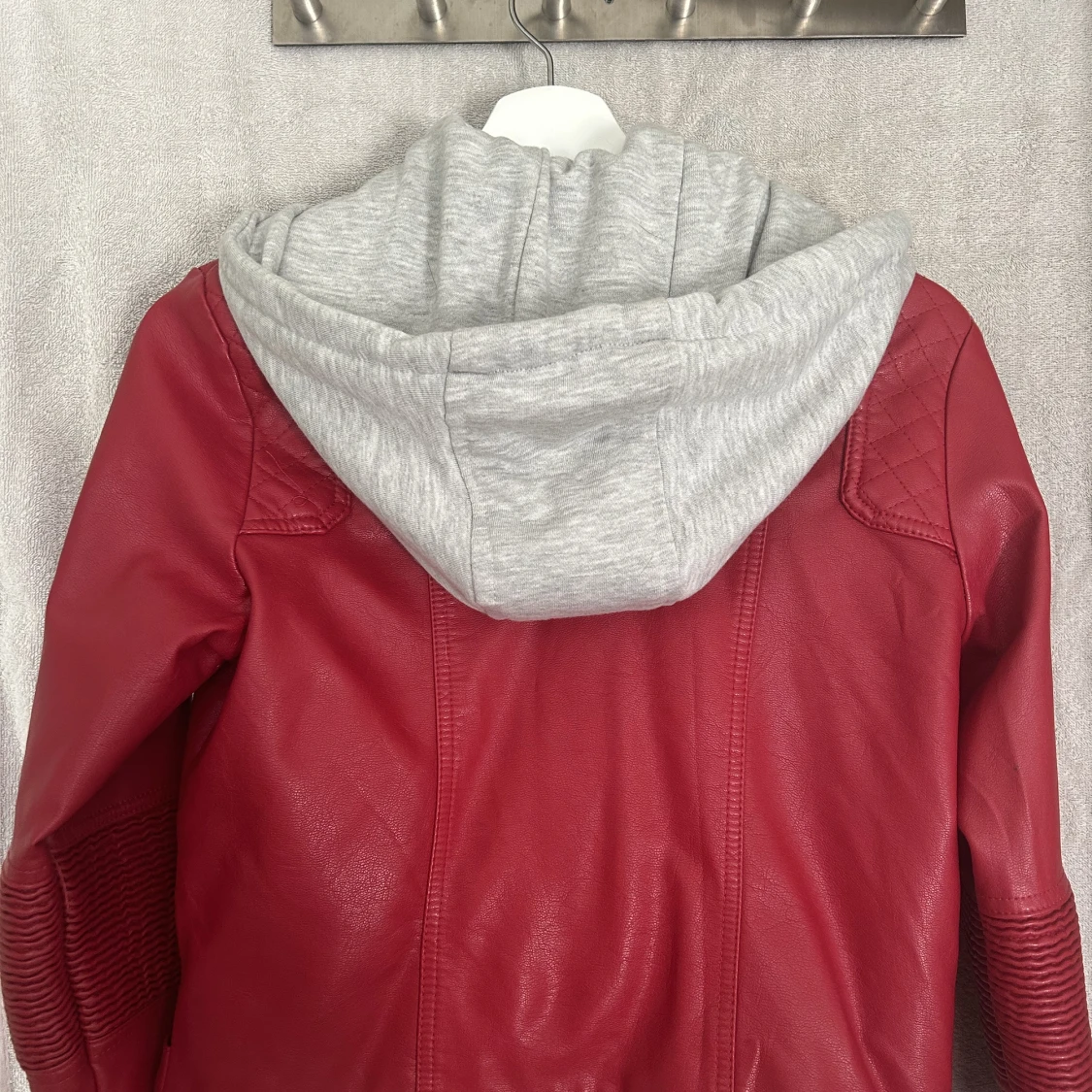 Röd skinnjacka med luva - 90