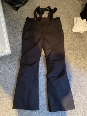 Skidbyxor  - Säljer dessa som hör ihop med jackan jag la ut, det är ett sett men kan även köpas enskilda 