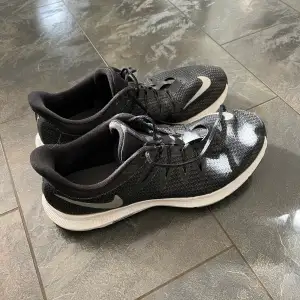 Ett par idrotts skor från Nike. Jättebra skick. Skriv till mig vid intresse eller frågor💗🙌