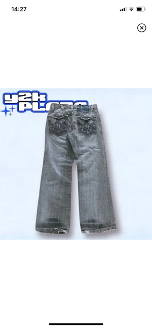 Gråa drainer jeans - Säljer dessa jeans ja köpte här på plick för de ej kommer till användning. Jeansen har ett fett broderi på bakfickorna. Pris kan diskuteras vid snabb affär. Kom dm för mer frågor