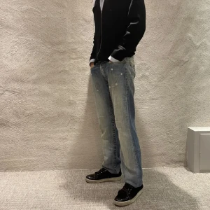 Replay jeans - Säljer dessa feta replay jeans, W30 L34. Hör av dig vid frågor eller bilder. Säljer för dem ät för stora