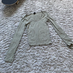 Tunn långärmad med slits  - Fin grön tunn långärmad,slits i ärmarna och i storlek xs🫶inte använd många gånger 