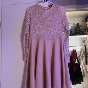 ROSA KLÄNNING - En vacker festklänning för barn Med detaljer av rosor och silke på nederdelen  