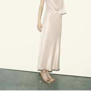 Satinkjol - En beige maxi kjol som går ner hela vägen på mig som är 163🌸 köpt för 359kr