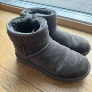 Uggs - Säljer dessa gråa mini uggsen, använda men har fortfarande mycket kvar att ge. Strl 39 men passar 38 lika bra 🌺🩷