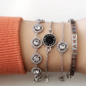 Marc by Marc Jacobs armband  - Säljer mitt fina Marc by Marc Jacobs armband i silver!🤍 Armbandet går längre inte att köpa, nypris över 1000kr, mitt pris 250kr