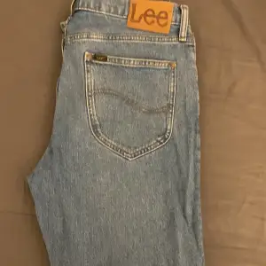 Tja! Säljer ett par Lee jeans i storlek W32 L32. Dessa säljer jag för att jag inte använt de så mycket då de är för små. De är i skick 9/10. Hör av dig vid intresse. Mvh 