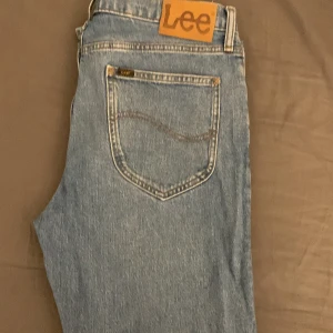 Lee jeans - Tja! Säljer ett par Lee jeans i storlek W32 L32. Dessa säljer jag för att jag inte använt de så mycket då de är för små. De är i skick 9/10. Hör av dig vid intresse. Mvh 