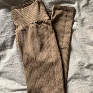 Träningstights  - Från Aimin ribbade, brunaktiga 