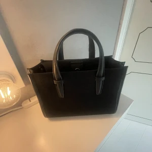 Zara väska  - Säljer denna väska från zara, i nyskick 🍂