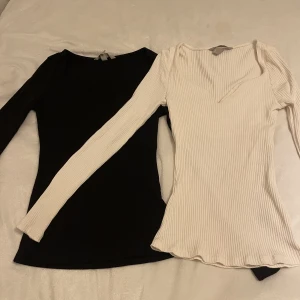 Två ribbade tröjor - Tvp ribbade figursydda tröjor från hm som är knappt använda, otroligt sköna