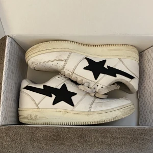 Bapestas - Otroligt snygga bapestas! Passar inte mig längre men de är i bra skick bara lite smutsiga! Box ingår! Skriv vid intresse:)