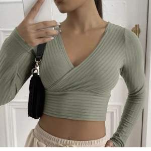 Säljer denna super snygga tröjan i färgen arme grönt!💘💘