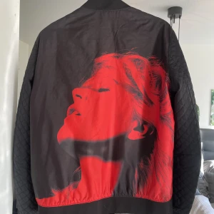 hugo boss jacka  - sjukt bra skick, nypris 2300kr, strolek M/L, ovanlig, priset går att diskuteras, skriv för information och mer bilder om önskas😄