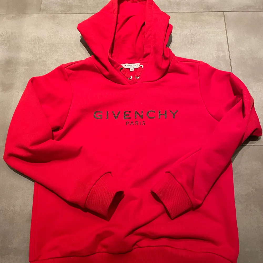 Givenchy hoodie~Skick 10/10~Storlek 12 years, större i storleken~Köpt på NK kids~Kontakta för fler bilder eller frågor!. Hoodies.