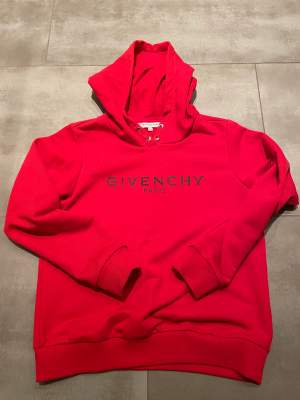 Givenchy hoodie~Skick 10/10~Storlek 12 years, större i storleken~Köpt på NK kids~Kontakta för fler bilder eller frågor!