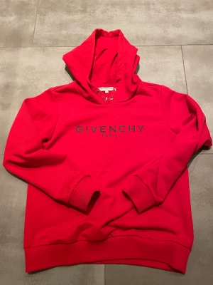 Givenchy Hoodie - Givenchy hoodie~Skick 10/10~Storlek 12 years, större i storleken~Köpt på NK kids~Kontakta för fler bilder eller frågor!