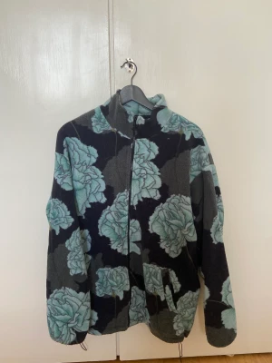 Fleece - Jättefin fleece från sweet skatebords! Köpt på junkyard, använd ett fåtal gånger. Dragsko där nere så man kan anpassa passformen lite! 